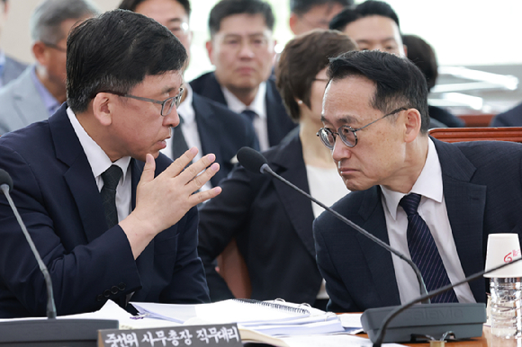 중앙선거관리위원회 사무총장 직무대리인 강동완 사무차장과 허철훈 전 중앙선거관리위원회 사무총장이 1일 국회에서 열린 '제9회 전국동시지방선거 투표용지 부족 사태 등 국민 참정권 침해 진상규명 및 선거관리 개혁을 위한 국정조사 특별위원회' 제3차 전체회의에서 대화하고 있다. 2026.7.1 [사진=연합뉴스]