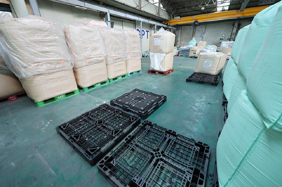 중동 정세 불안에 따른 나프타 도입 차질로 국내 석유화학 업체들이 감산에 나서면서 국내 플라스틱 가공업체들이 어려움에 처한 가운데 24일 경기 안산시의 한 플라스틱 필름 제조 공장 내 폴리에틸렌 등 원료가 쌓여 있어야 할 원료창고가 듬성듬성 비어있다. [사진=연합뉴스]