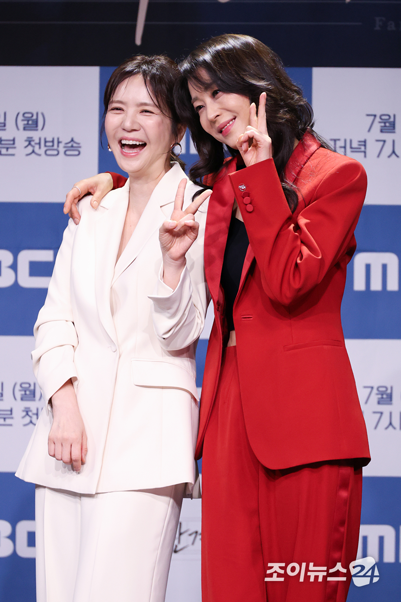 배우 임지은, 한고은이 2일 오후 서울 마포구 상암동 MBC에서 진행된 MBC 새 일일드라마 '가족관계증명서' 제작발표회에 참석해 포즈를 취하고 있다. [사진=문수지 기자]