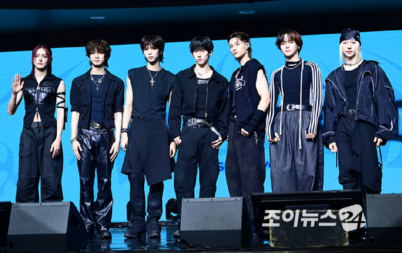 그룹 앰퍼샌드원이 12일 오후 서울 등촌동 스카이아트홀에서 열린 앰퍼샌드원(AMPERS&ONE) 미니 3집 '라우드 앤 프라우드' 발매 기념 쇼케이스에 참석하고 있다. [사진=정소희 기자]