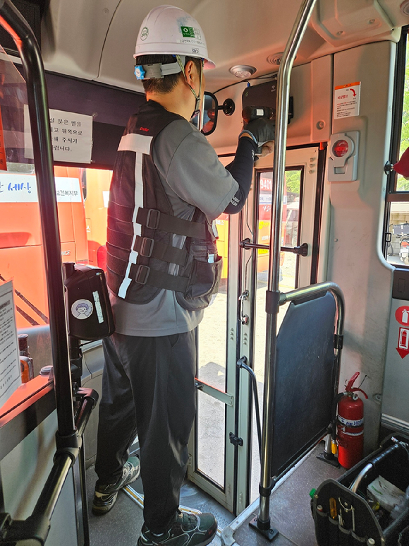 SK텔레콤은 국내 최초로 5G&middot;LTE 통신 기반의 와이파이 7(WiFi-7)을 시내버스에 적용한 시범 서비스를 시작했다고 30일 밝혔다. [사진=SKT]