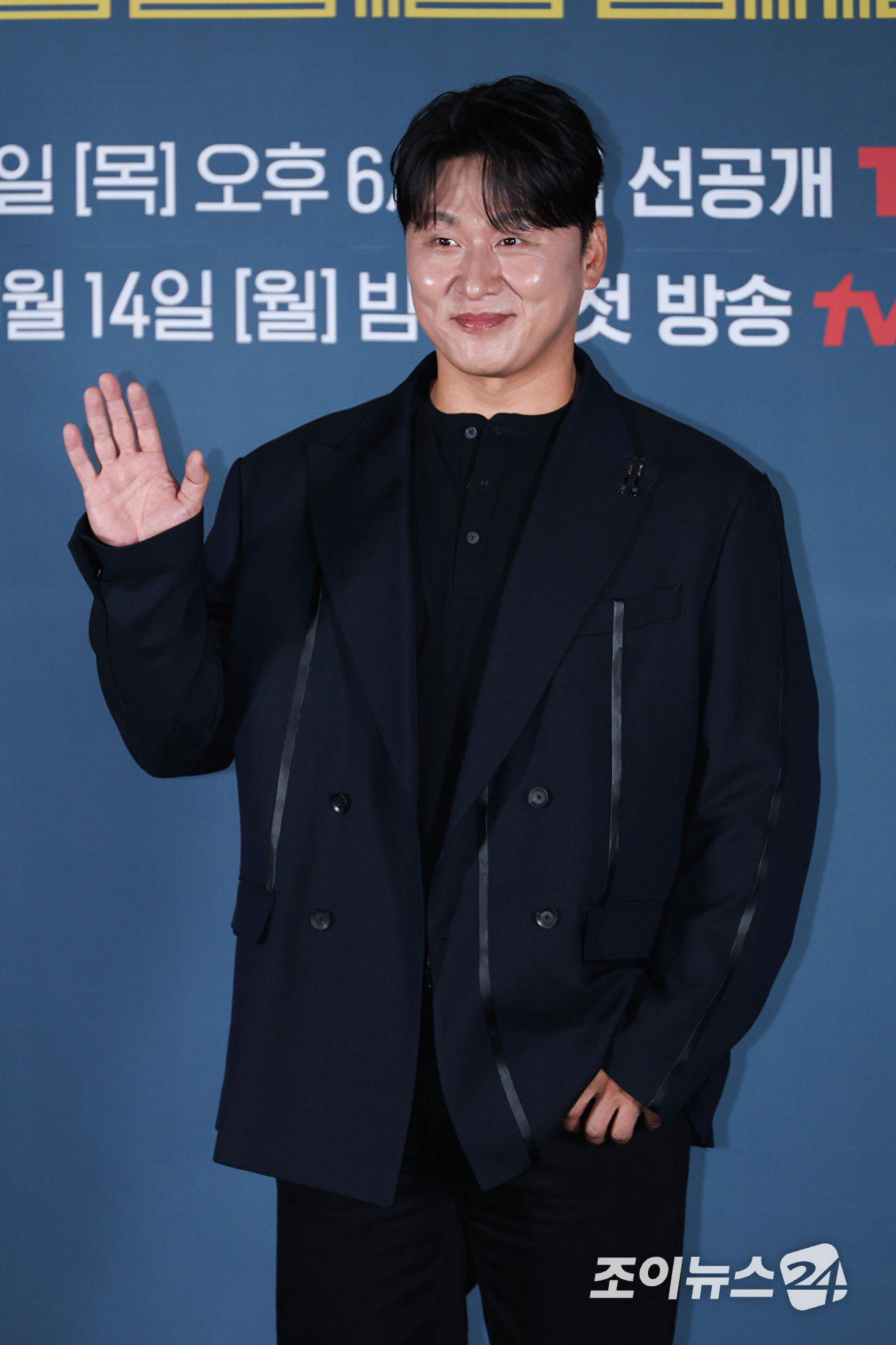배우 오대환이 8일 오전 서울 용산구 CGV 용산아이파크몰점에서 진행된 티빙 오리지널 '로또 1등도 출근합니다' 제작발표회에 참석해 포즈를 취하고 있다. [사진=문수지 기자]