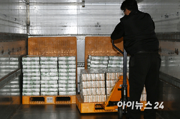 설날을 보름 앞둔 14일 서울 중구 한국은행 본점에서 한국은행 관계자들이 시중은행에 공급될 설 자금 방출 작업을 하고 있다. [사진=사진공동취재단]