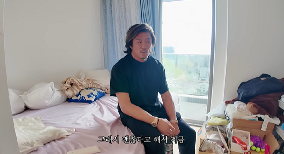 추성훈의 아내 야노시호가 지난 18일 추성훈 유튜브 100만 구독자 달성 축하 영상에서 과거 유튜브에 자신의 집이 공개돼 화가 났던 사연을 전하고 있다. [사진=추성훈 유튜브]