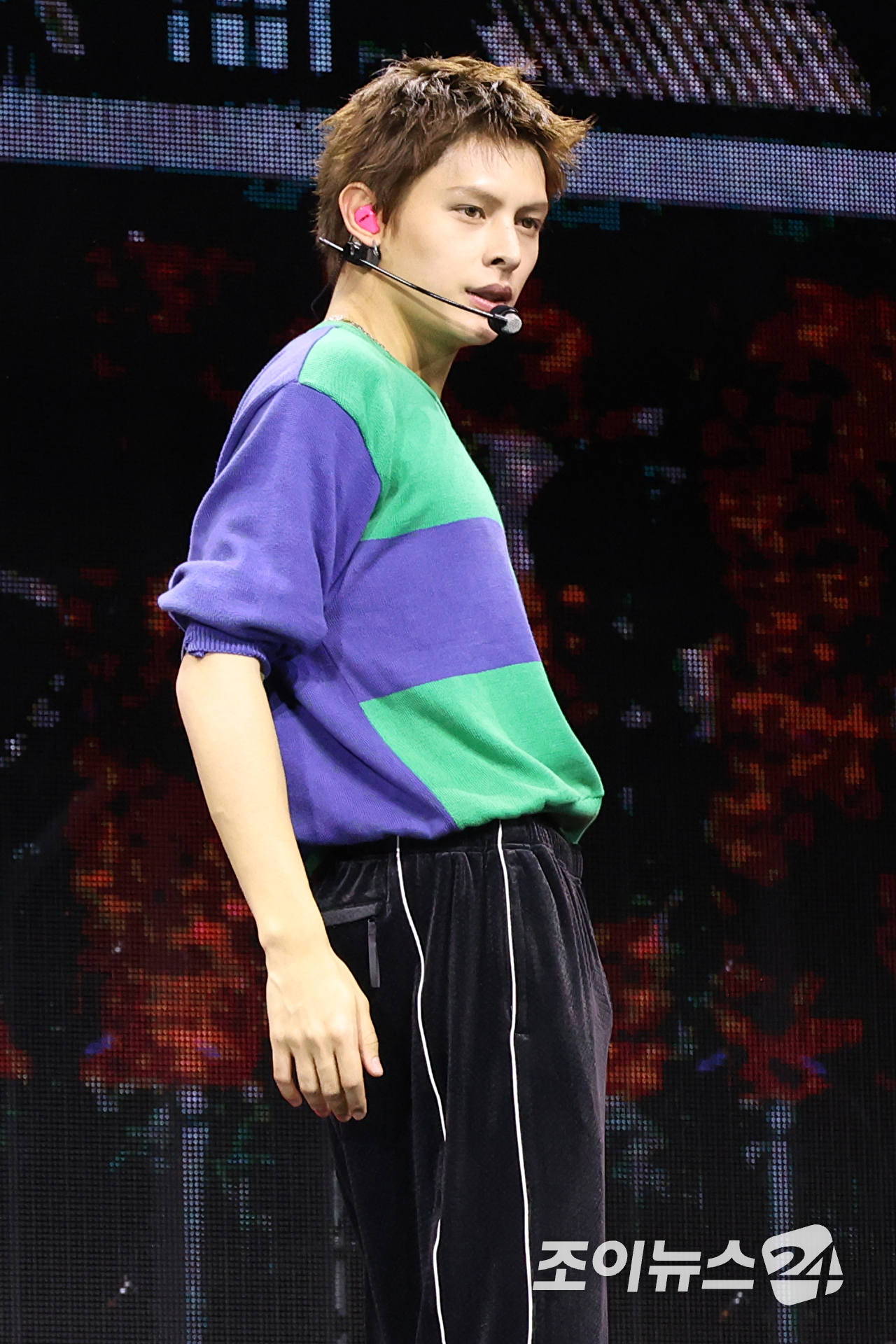 그룹 코르티스 제임스가 20일 오후 서울 광진구 광장동 예스24라이브홀에서 열린 미니 2집 '그린그린(GREENGREEN)' 발매 기념 쇼케이스에 참석해 열띤 무대를 펼치고 있다. [사진=문수지 기자]