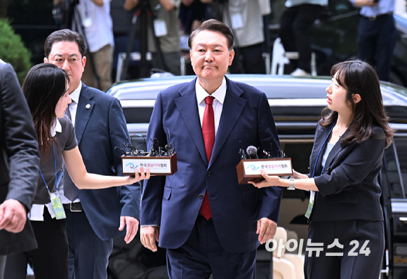 12·3 비상계엄과 관련해 특검의 수사를 받는 윤석열 전 대통령이 두 번째 영장실질심사를 받기 위해 9일 오후 서울 서초구 중앙지법으로 출석하고 있다. [사진=사진공동취재단]