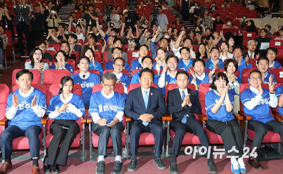 더불어민주당 정청래 대표와 한병도 원내대표를 비롯한 선대위 지도부가 3일 서울 여의도 국회 의원회관에 마련된 제9회 전국동시지방선거 및 국회의원 재보궐 선거 개표종합상황실에서 출구조사 결과를 지켜보고 있다. [사진=정소희 기자]
