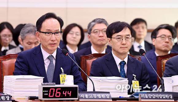김대웅 서울고등법원장이 16일 서울 여의도 국회에서 열린 법제사법위원회의 서울고등법원 등에 대한 국정감사에서 질의에 답변하고 있다. [사진=곽영래 기자]