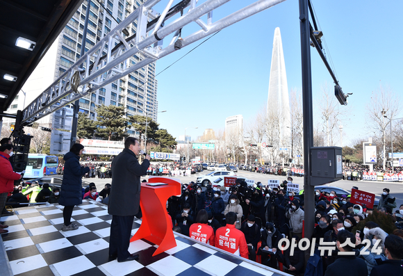 윤석열 국민의힘 대선 후보가 17일 오후 서울 송파구 석촌호수에서 열린 "경제를 살리는 대통령!" 송파 유세에서 지지 호소를 하고 있다. [사진=김성진 기자]