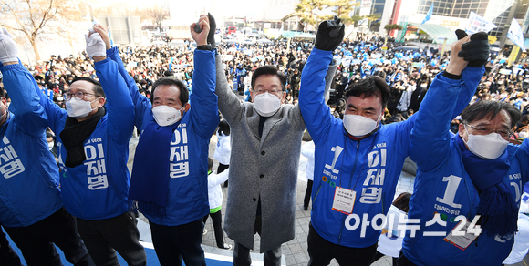 이재명 더불어민주당 대선 후보가 22일 오후 인천 부평역 광장에서 열린 '인천 재도약 앞으로, 인천 경제 제대로!' 부평 유세에서 정세균 상임고문을 비롯한 참석자들과 만세를 하고 있다. [사진=김성진 기자]