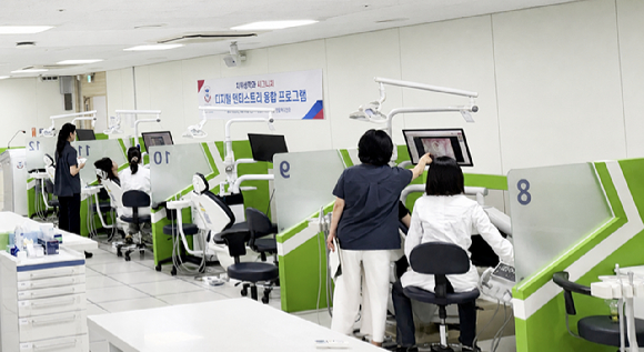 경복대학교 치위생학과 학생들이 디지털 장비 활용 평가에 참여하고 있다. [사진=경복대학교]