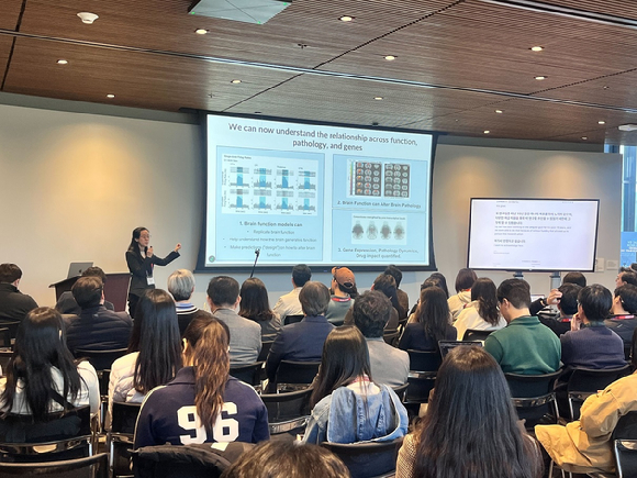 지난 11일(현지시간) 미국 실리콘밸리 스탠포드대에서 열린 'SNU KIC SV K-BioX ABDD 서밋 2026'에서 엑스엘에이트가 우측 스크린을 통해 자사 이벤트캣 솔루션의 실시간 통번역 자막을 제공하고 있다. [사진=엑스엘에이트]