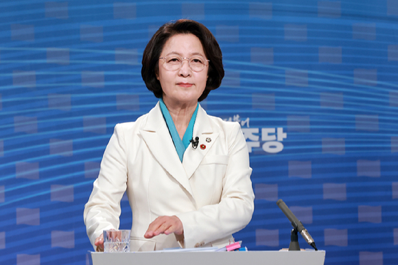 더불어민주당 추미애 경기도지사 경선후보가 1일 서울 양천구 SBS 목동 스튜디오에서 열린 더불어민주당 경기도지사 후보자 2차 TV 합동토론회에 참석해 토론을 준비하고 있다. [사진=국회사진기자단]