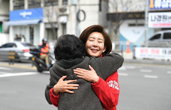 나경원 국민의힘 동작구을 후보가 지역 여성 유권자와 포옹하고 있다. [사진=나경원 후보 캠프]