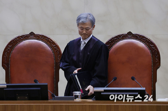 조희대 대법원장이 1일 오후 서울 서초구 대법원에서 이재명 더불어민주당 대선 후보의 공직선거법 위반 사건 상고심 선고를 위해 재판을 준비하고 있다. [사진=사진공동취재단]