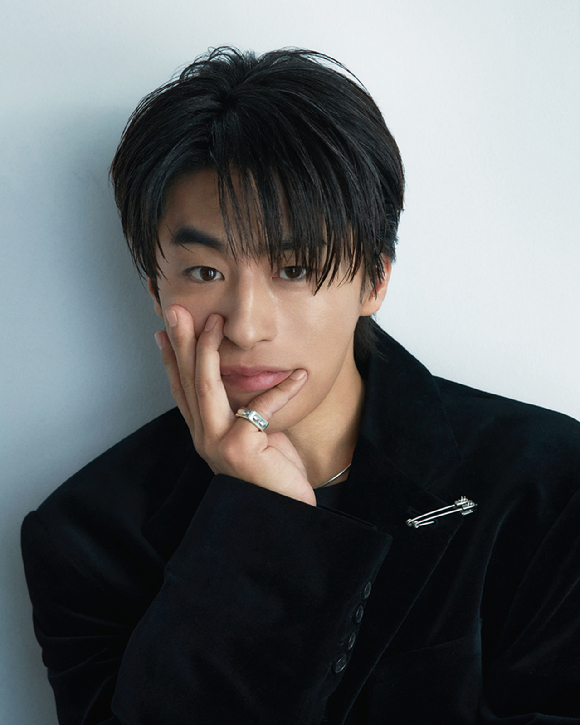 배우 구교환이 영화 '만약에 우리' 인터뷰에 앞서 포즈를 취하고 있다. [사진=(주)쇼박스]