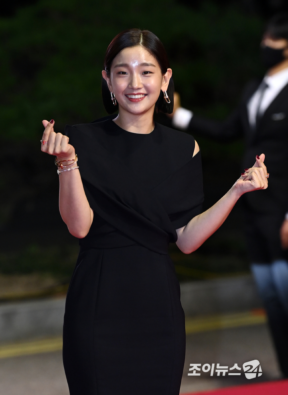 배우 박소담이 6일 오후 부산 해운대구 영화의전당에서 열린 '제26회 부산국제영화제'(BIFF) 개막식 레드카펫 행사에 참석해 포즈를 취하고 있다.