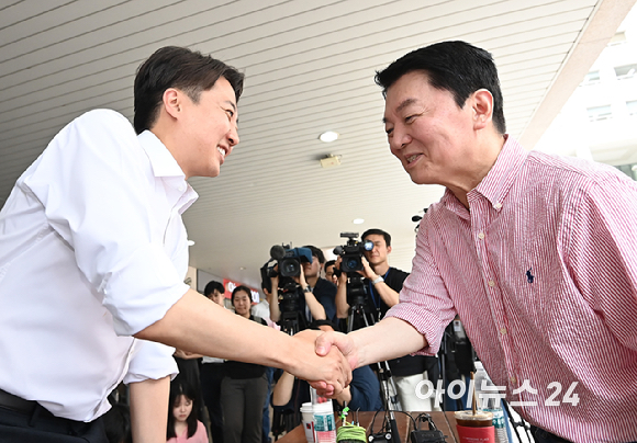 이준석 개혁신당 대선 후보가 21일 경기 성남시 가천대학에서 안철수 국민의힘 공동선거대책위원장과 회동에 앞서 악수를 하고 있다. [사진=곽영래 기자]