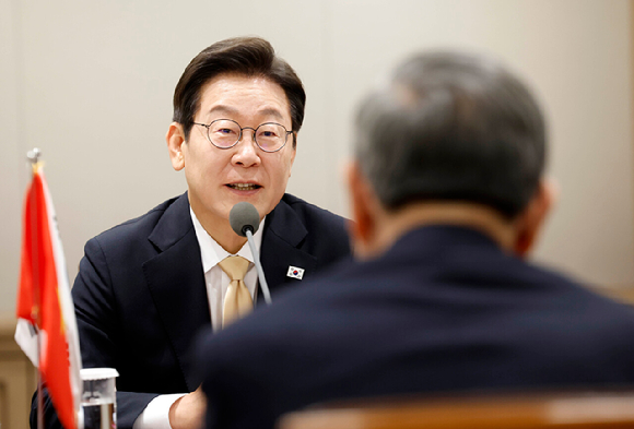 이재명 대통령이 11일 서울 용산 대통령실 청사에서 열린 한·베트남 확대 정상회담에 앞서 또 럼 베트남 당 서기장과 악수하고 있다. 2025.8.11 [사진=연합뉴스]