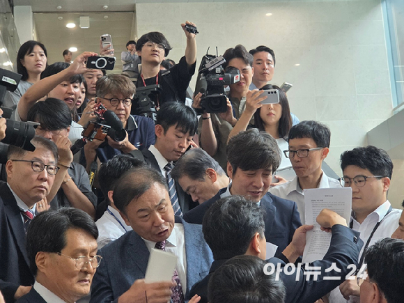 김형석 독립기념관장이 8일 국회 소통관에서 기자회견을 마치고 계단을 내려오다가 취재진에 둘러 싸여 있다. [사진=라창현 기자]