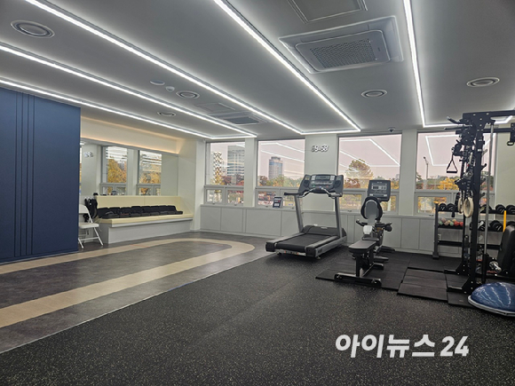 8일 오전 서울 올림픽공원 계단에서 보행보조로봇 '윔 S'의 등산 모드를 실행하자, 한 걸음 내딛을 때마다 근육에 가해지는 부담이 줄어들며 보다 가벼운 보행감을 느꼈다. [사진=설재윤 기자]