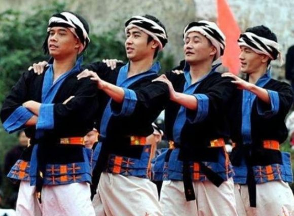 중국에서 합법적으로 총기를 소유할 수 있는 마지막 부족의 풍습이 알려졌다. [사진= X 갈무리]