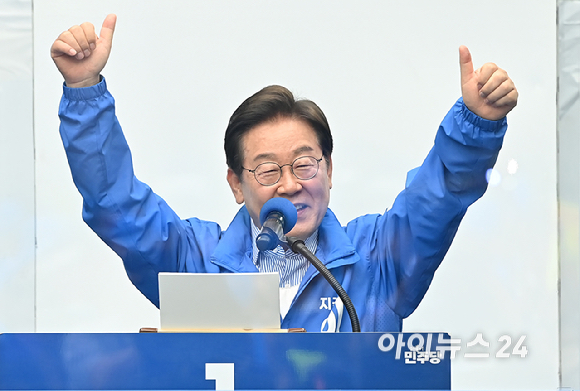 이재명 더불어민주당 대선 후보가 2일 오후 경기도 성남시 야탑역 광장에서 열린 선거유세에서 지지를 호소하고 있다. [사진=곽영래 기자]