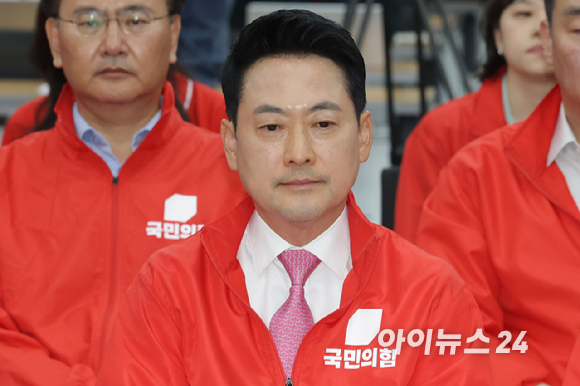 장동혁 국민의힘 상임선거대책위원장이 3일 여의도 당사에 마련된 국민의힘 개표 상황실에서 제9회 전국동시지방선거 및 6.3 국회의원 재보궐선거 방송사 출구조사 결과를 보고 있다. 2026.06.03 [사진=국회사진취재단]