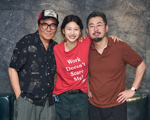 김지운 감독, 정호연, 나홍진 감독이 '호프' GV에서 포즈를 취하고 있다. [사진=플러스엠엔터테인먼트]