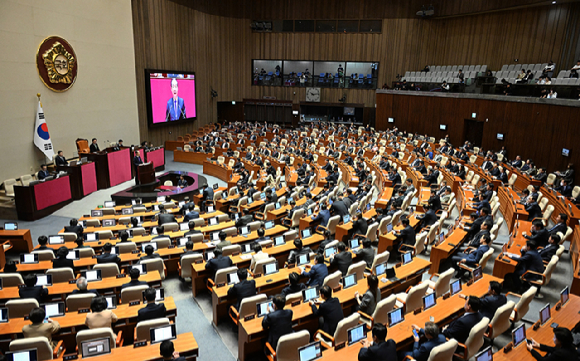 국회는 14일 오후 본회의를 열고 이 같은 내용이 담긴 '도로교통법 일부개정법률안'을 재석 289명 중 찬성 286명, 기권 3명으로 의결했다. 사진은 지난 4일 오전 서울 여의도에서 열린 국회 본회의 모습. [사진=곽영래 기자]