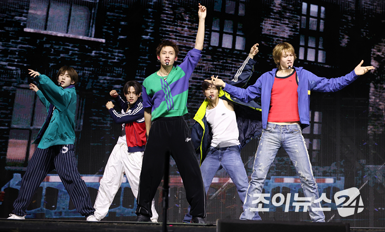 그룹 코르티스가 20일 오후 서울 광진구 광장동 예스24라이브홀에서 열린 미니 2집 '그린그린(GREENGREEN)' 발매 기념 쇼케이스에 참석해 열띤 무대를 펼치고 있다. [사진=문수지 기자]