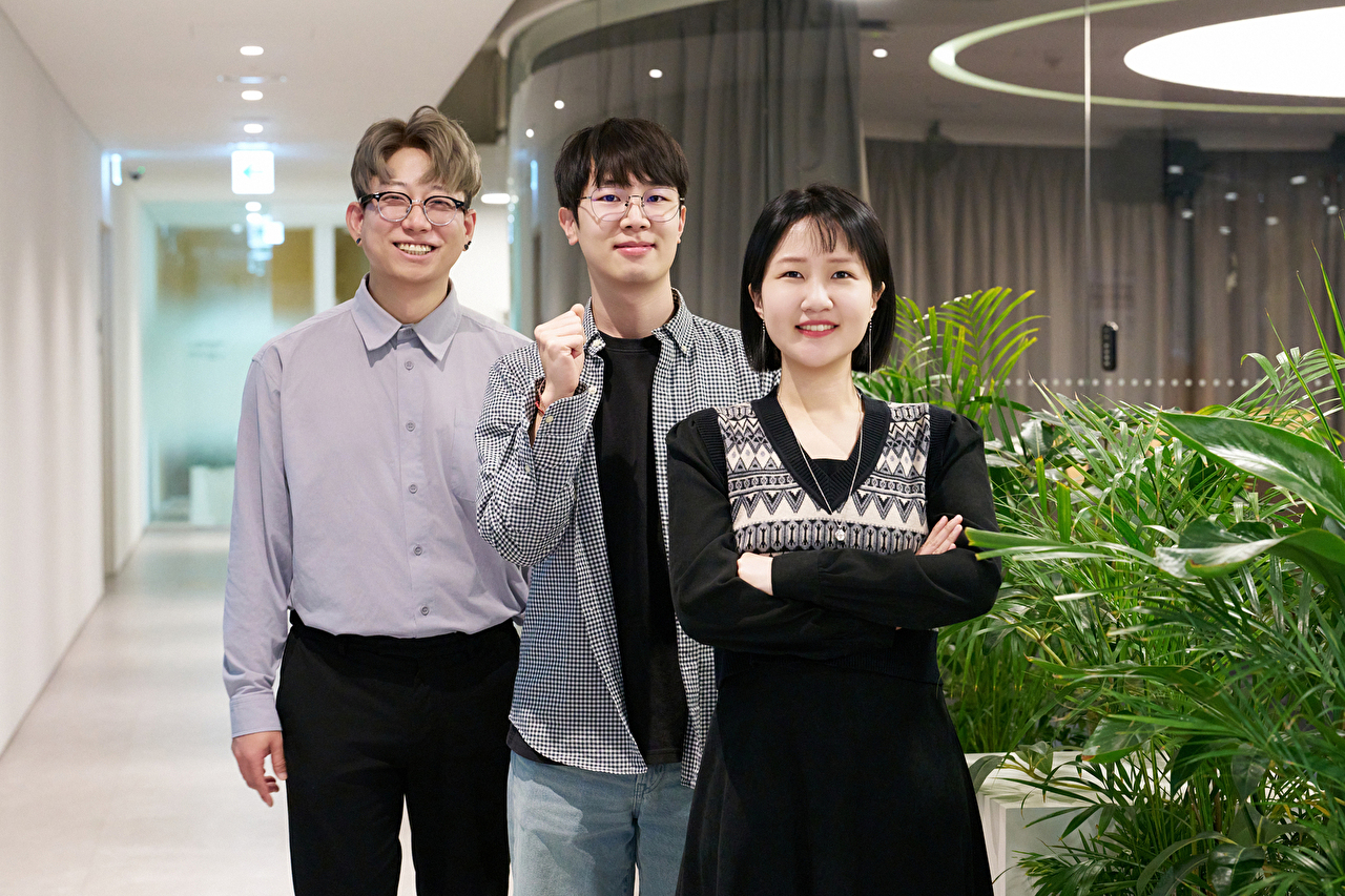 왼쪽부터 권영국 카카오엔터테인먼트 IP법무팀 차장, 박수혁 카카오엔터테인먼트 IP법무팀 대리, 한예슬 카카오엔터테인먼트 IP법무팀 대리가 포즈를 취하며 사진을 찍고 있다. [사진=카카오엔터테인먼트]