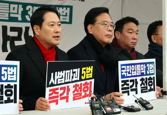  국민의힘 장동혁 대표가 10일 국회 본청 앞 더불어민주당의 쟁점 법안 추진을 저지하기 위한 천막 농성장에서 발언하고 있다. [사진=연합뉴스]