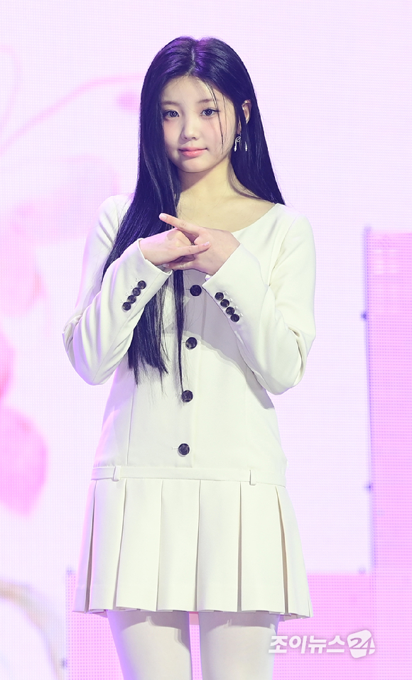그룹 아일릿 원희가 25일 서울 용산구 블루스퀘어 마스터카드홀에서 열린 아일릿(ILLIT) 미니 1집 'SUPER REAL ME' 발매 기념 데뷔 쇼케이스에 참석하고 있다. [사진=정소희 기자]