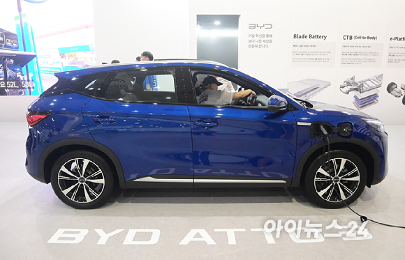 'EV 트렌드 코리아 2026'이 25일 서울 강남구 코엑스에서 열렸다. BYD코리아 부스에 순수 전기차 '아토 3 플러스'가 전시되고 있다. [사진=정소희 기자]