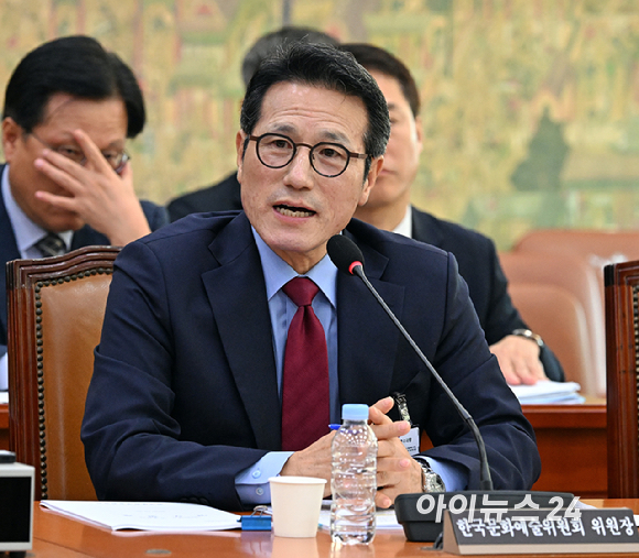 정병국 한국문화예술위원회 위원장이 22일 국회 문화체육관광위원회에서 열린 국립중앙박물관&middot;한국문화예술위원회&middot;국립중앙도서관 등에 대한 국정감사에서 의원 질의에 답하고 있다. [사진=곽영래 기자]