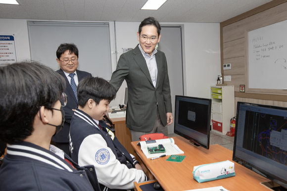 이재용 삼성전자 회장이 7일 경북 구미시에 위치한 '구미전자공업고등학교'를 방문해 수업을 참관하고 학생들과 기념사진을 촬영하는 모습 [사진=삼성전자]