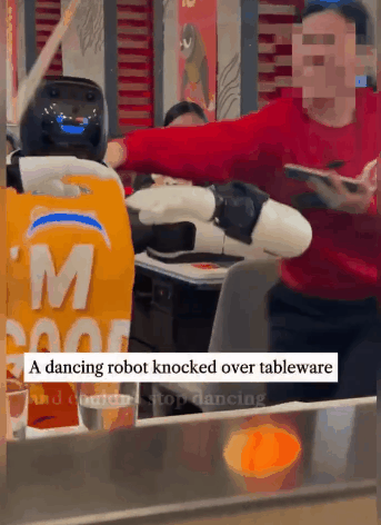 해당 로봇이 식당서 춤을 추고 있다. [사진=탄수 예겐 X 갈무리 ]