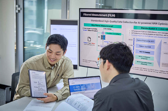 SK텔레콤은 글로벌 오픈랜(개방형 무선접속망) 표준화 기구 'O-RAN 얼라이언스'에서 무선망 데이터 수집 고도화 기술 &lsquo;필름(FILM)&rsquo;에 대한 기술 문서를 새롭게 발간하는 등 표준화 제정을 주도하고 있다고 29일 밝혔다. [사진=SKT]