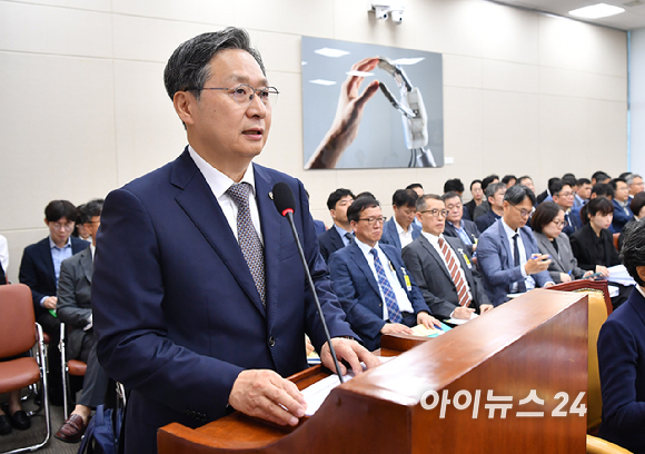 윤영빈 우주항공청장이 16일 국회 과학기술정보방송통신위원회에서 열린 2025년도 국정감사에서 인사말을 하고 있다. [사진=곽영래 기자]