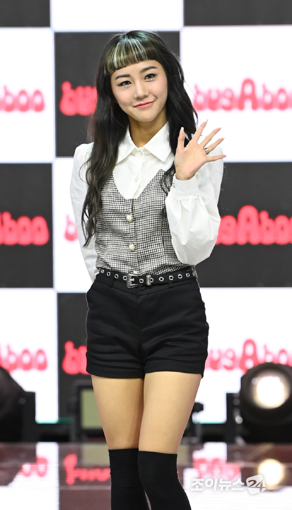 그룹 버가부 은채가 22일 오후 서울 마포구 상암동 SBS 프리즘 타워에서 열린 데뷔 쇼케이스 '프릭 오어 버가부'(PRICK or bugAboo)에서 멋진 무대를 선보이고 있다.