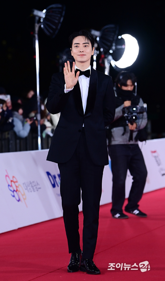 배우 이준혁이 24일 오후 서울 영등포구 여의도 KBS홀에서 진행된 제44회 청룡영화상 레드카펫 행사에 참석하고 있다. [사진=정소희 기자]