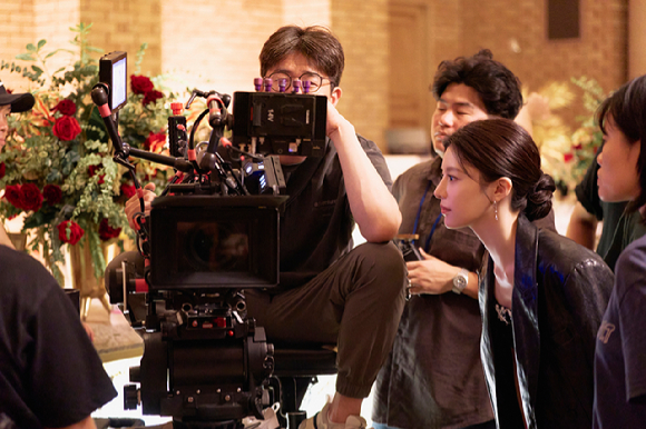 배우 김선호와 고윤정이 넷플릭스 시리즈 '이 사랑 통역 되나요?' 촬영에 임하고 있다. [사진=넷플릭스]