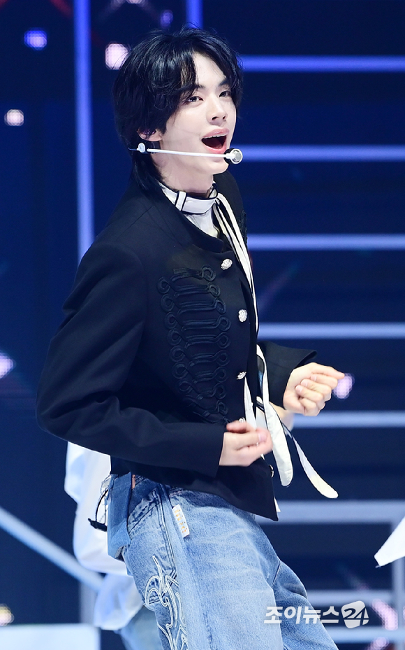 그룹 투어스 도훈이 27일 오후 서울 광진구 광장동 예스24라이브홀에서 열린 투어스(TWS) 미니 5집 'NO TRAGEDY' 발매 기념 쇼케이스에서 타이틀곡 '널 따라가' 무대를 선보이고 있다. [사진=정소희 기자]