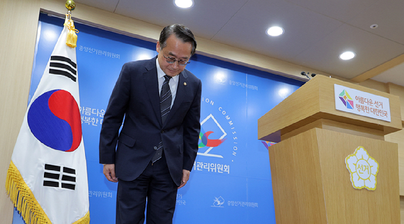  허철훈 중앙선거관리위원회 사무총장이 6&middot;3 지방선거 본투표일인 3일 경기 과천 중앙선관위에서 투표용지 부족 사태 관련 대국민 사과를 하고 있다. 2026.6.3 [사진=연합뉴스]