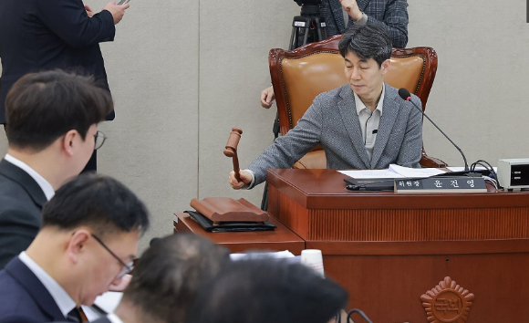 12일 국회에서 열린 행정안전위원회 법안심사제1소위원회에서 소위원장인 더불어민주당 윤건영 의원이 정회를 선언하고 있다. [사진=연합뉴스]