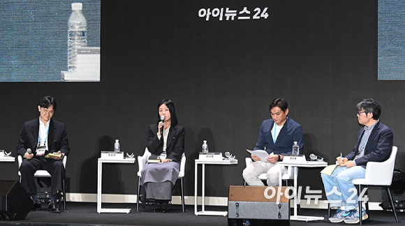 종합경제미디어 아이뉴스24의 대표 지식 컨퍼런스 '아이포럼 2026'이 22일 서울 용산구 서울드래곤시티 한라홀에서 'AI 패권 전쟁, 새로운 질서: AI 3대 강국, 대한민국의 현재와 미래'를 주제로 열린 가운데 좌장을 맡은 박수한 광운대학교 로봇학부 교수가 진하영 리얼월드(RLWRLD) 사업개발 이사, 이시행 LG AI연구원, 황정훈 한국전자기술연구원 지능로보틱스연구센터 센터장과 토론을 하고 있다. [사진=곽영래 기자]