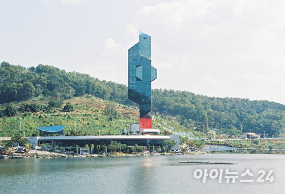 지난 2003년 청주시 상당구 용담동 명암저수지 일대에 지하 2층∼지상 13층 규모(연면적 7625㎡)의 기부채납 방식으로 지어진 명암관망탑. [사진=아이뉴스24 DB]