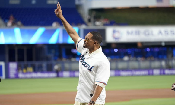 배우 윌 스미스가 지난 6일(한국시간) 미국 플로리다주 마이애미에 있는 말린스 스타디움에서 열린 메이저리그(MLB) 마이애미 말린스와 탬파베이 레이스전 시구를 마친 뒤 관중들에게 손을 들어 인사를 건네고 있다. [사진=뉴시스]