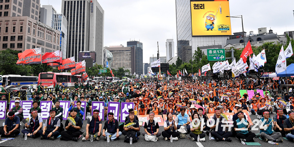 민주노총 조합원들이 15일 서울 종로구 동화면세점 앞에서 열린 '원청교섭 원년, 초기업교섭 돌파! 모든 노동자의 노동기본권 쟁취! 민주노총 7&middot;15 총파업대회'에서 구호를 외치고 있다.이번 총파업은 지난 3월 시행된 이른바 '노란봉투법'(개정 노동조합법)에 따라 원청의 사용자 책임을 인정하고 하청 노동자와 직접 교섭에 나설 것을 요구하기 위해 마련됐다. [사진=곽영래 기자]